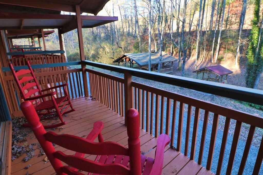 Amazing Cabin Fireplace And Stream #11 Helen Dış mekan fotoğraf