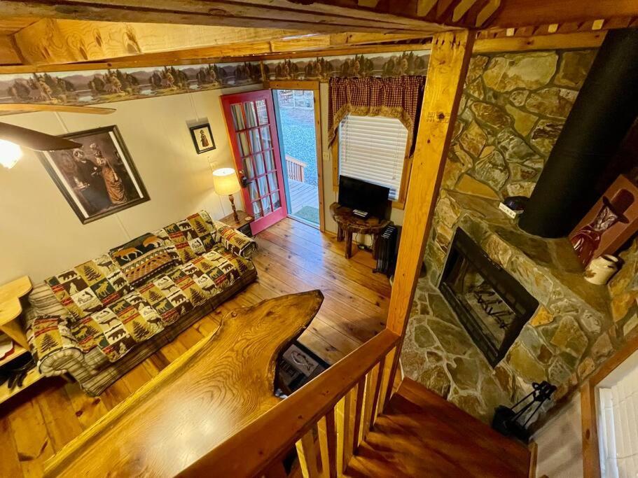 Amazing Cabin Fireplace And Stream #11 Helen Dış mekan fotoğraf
