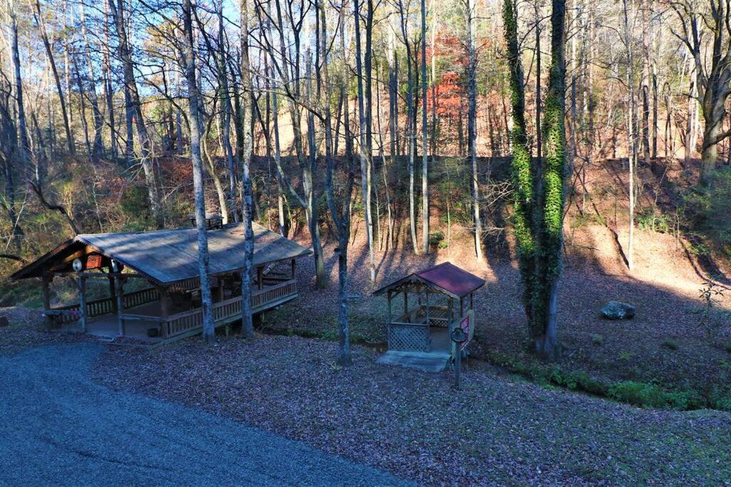 Amazing Cabin Fireplace And Stream #11 Helen Dış mekan fotoğraf