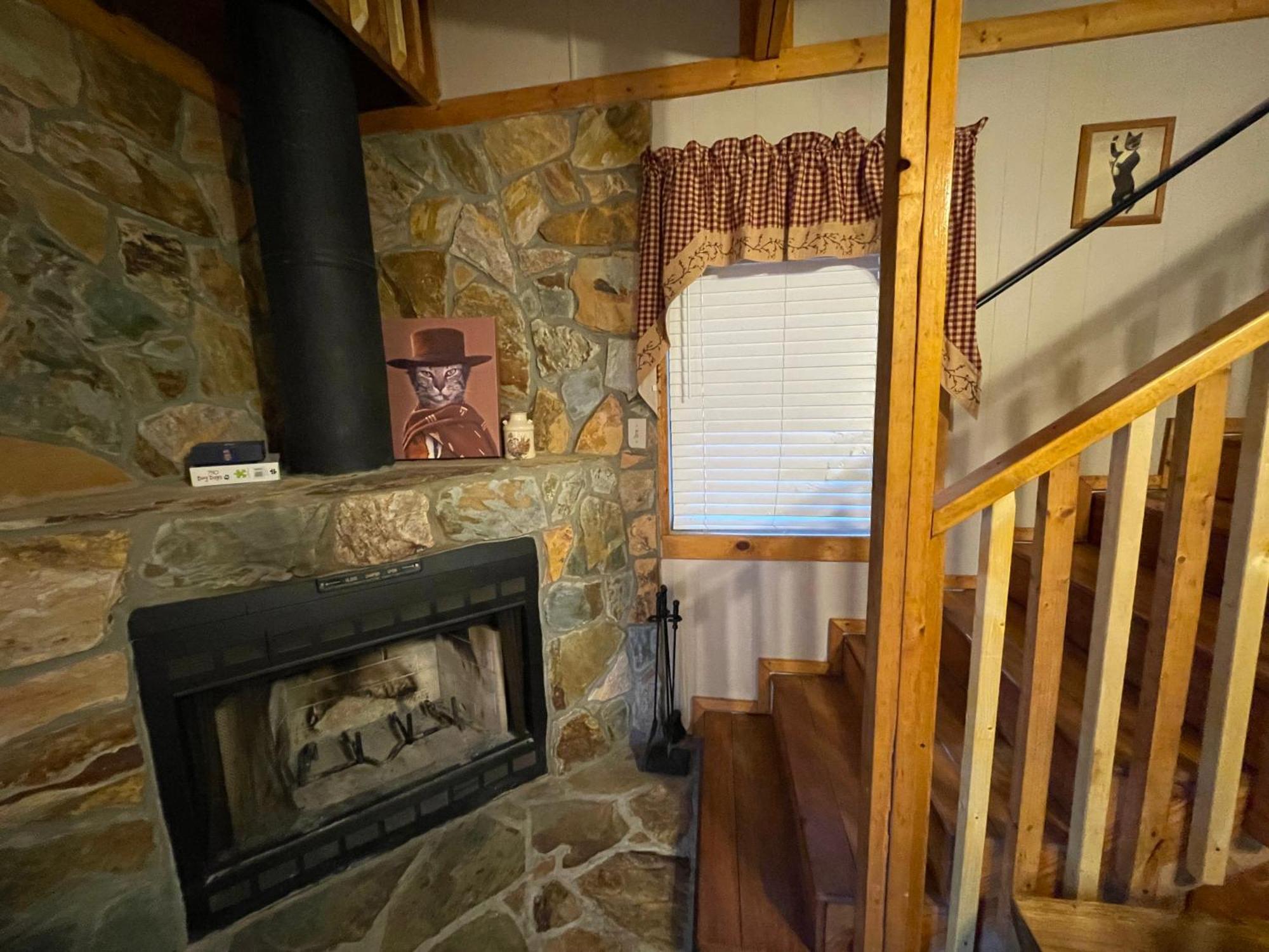 Amazing Cabin Fireplace And Stream #11 Helen Dış mekan fotoğraf